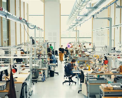 hermes working hours
